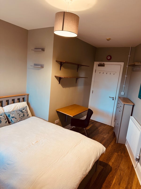 Room Haydons Road in Greater London