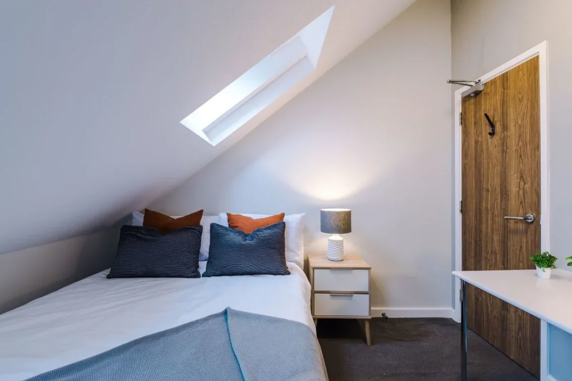 Flat Jesmond Road in Newcastle upon Tyne