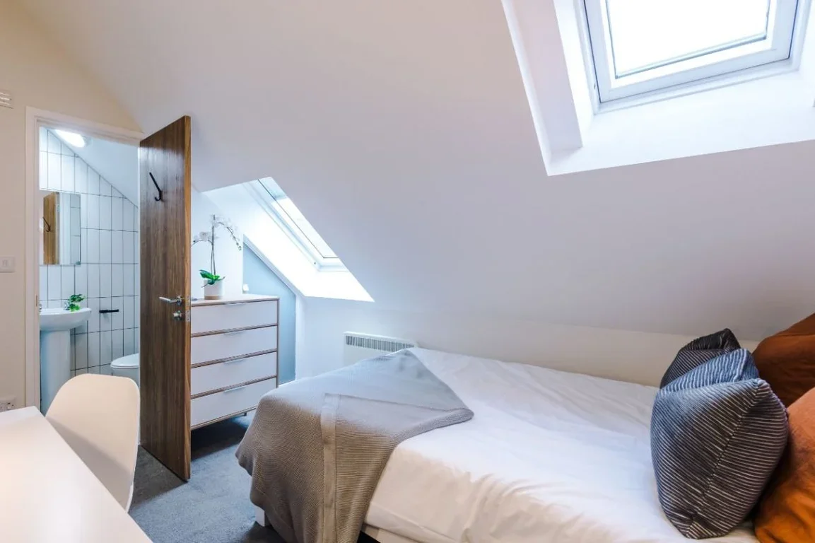 Flat Jesmond Road in Newcastle upon Tyne