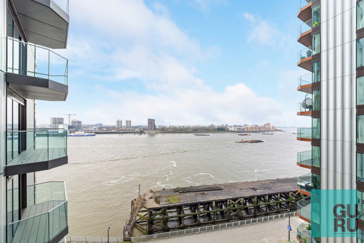 Flat Dockside Road in London