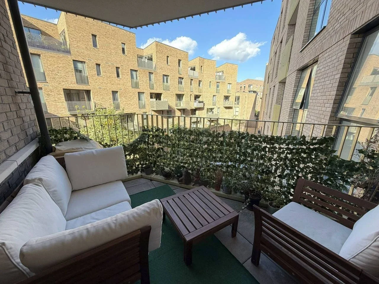Flat Commerce Road in Greater London