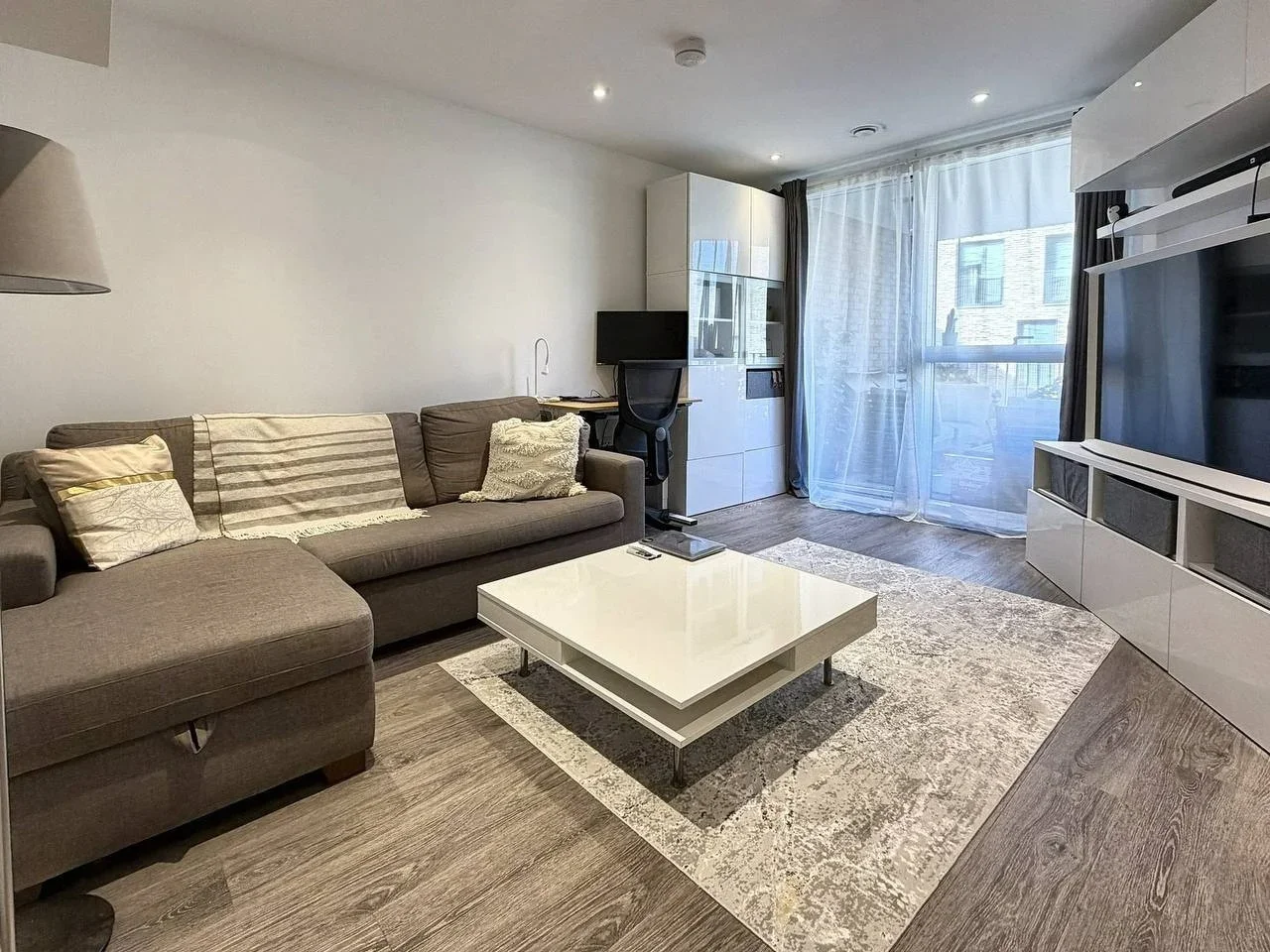 Flat Commerce Road in Greater London
