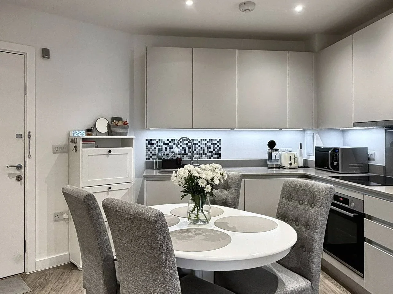Flat Commerce Road in Greater London