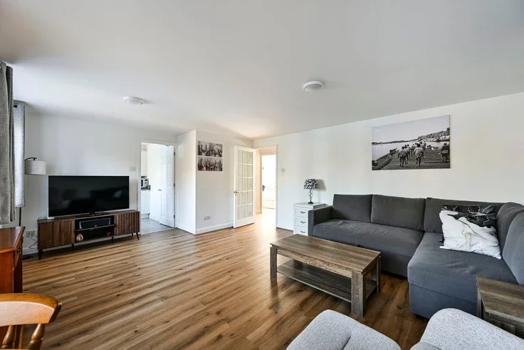 Flat Wheat Sheaf Close in Greater London