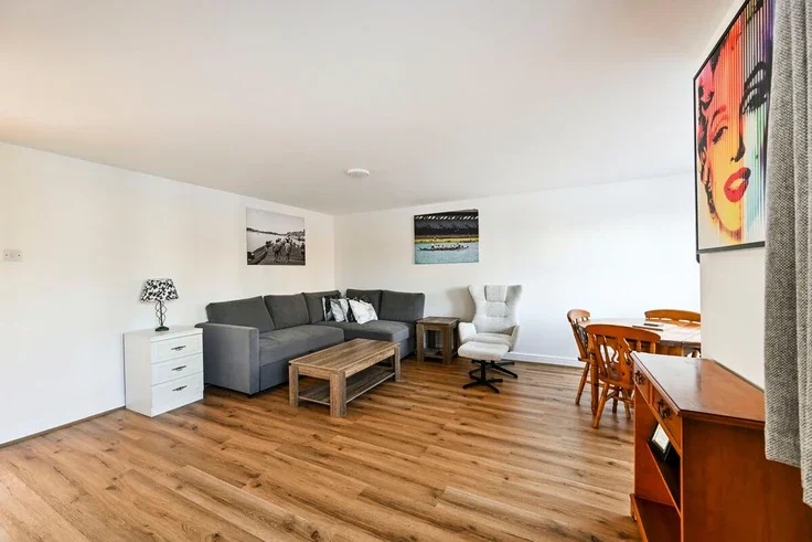 Flat Wheat Sheaf Close in Greater London
