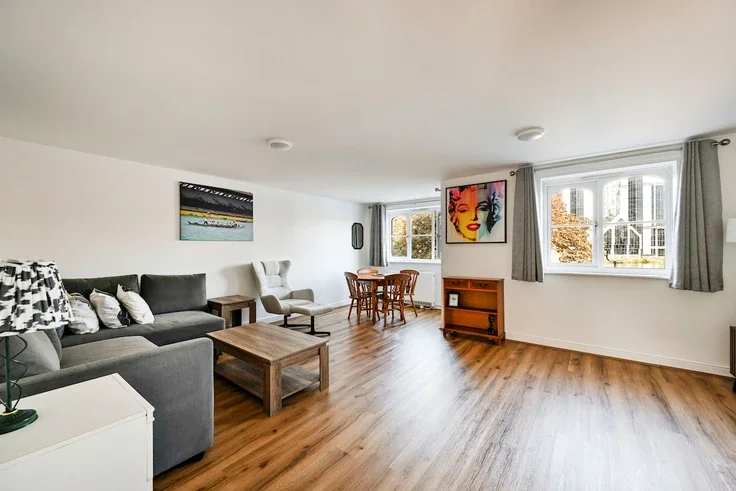 Flat Wheat Sheaf Close in Greater London