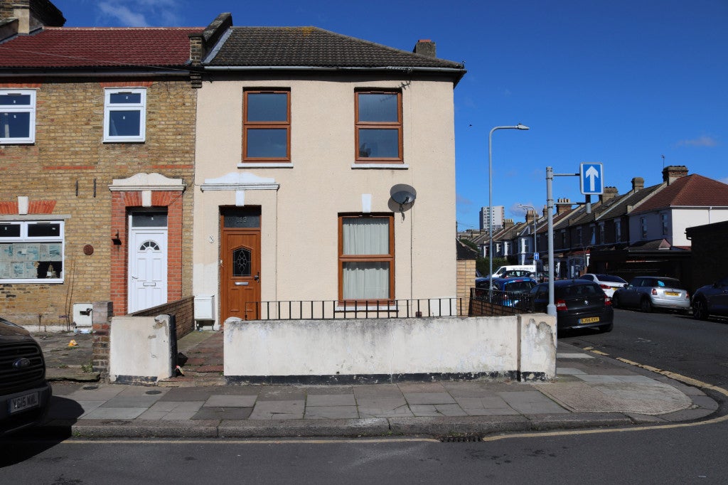 Flat Grange Road in Greater London