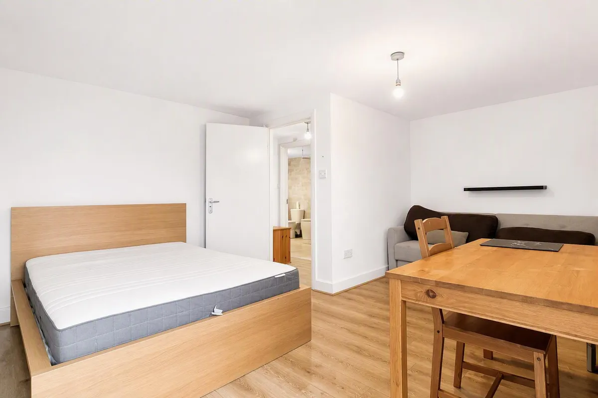 Flat Longley Road in Greater London