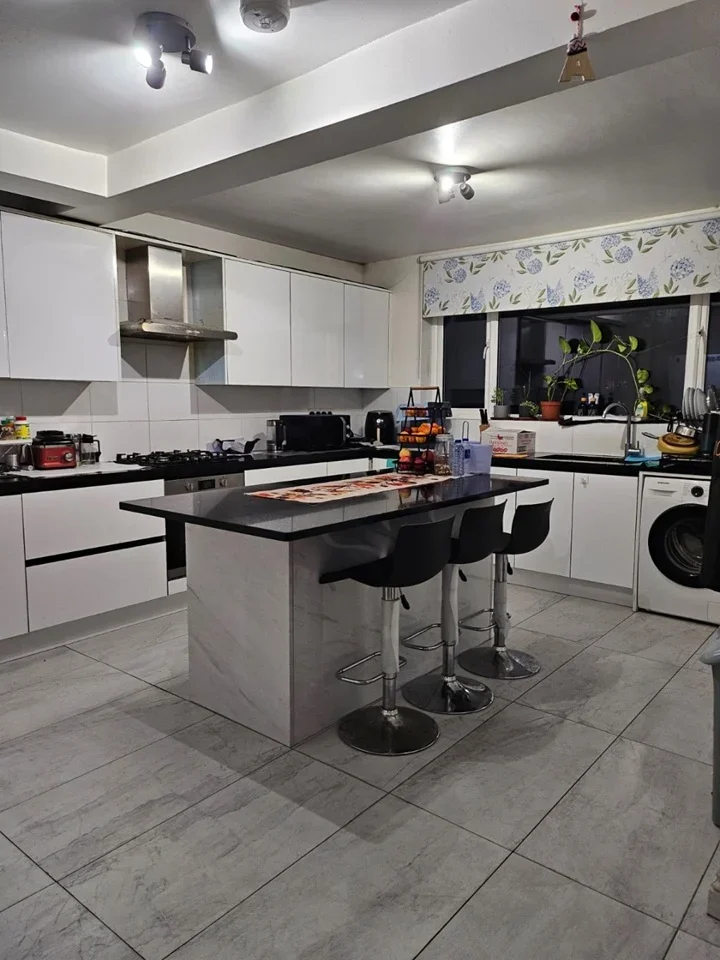 House Barrow Road in Greater London