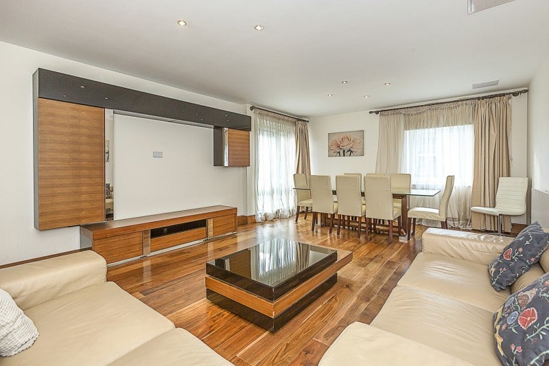 Flat Warwick Road in Greater London