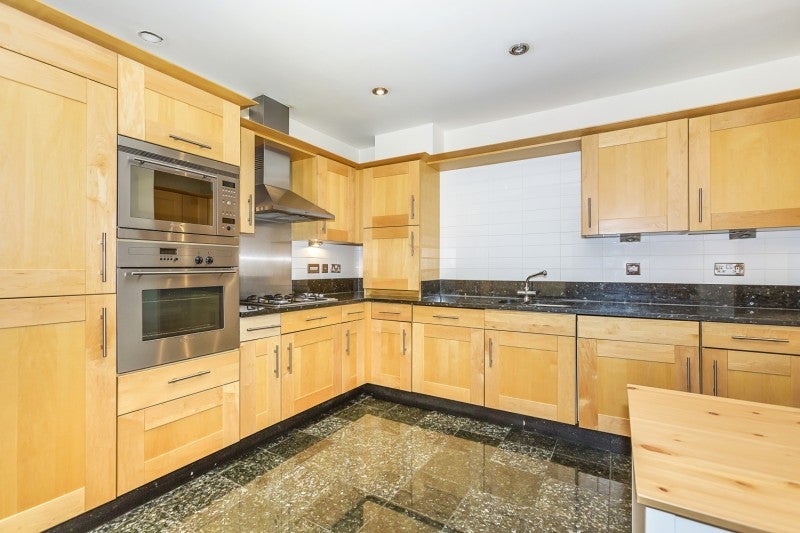 Flat Warwick Road in Greater London