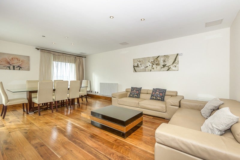 Flat Warwick Road in Greater London