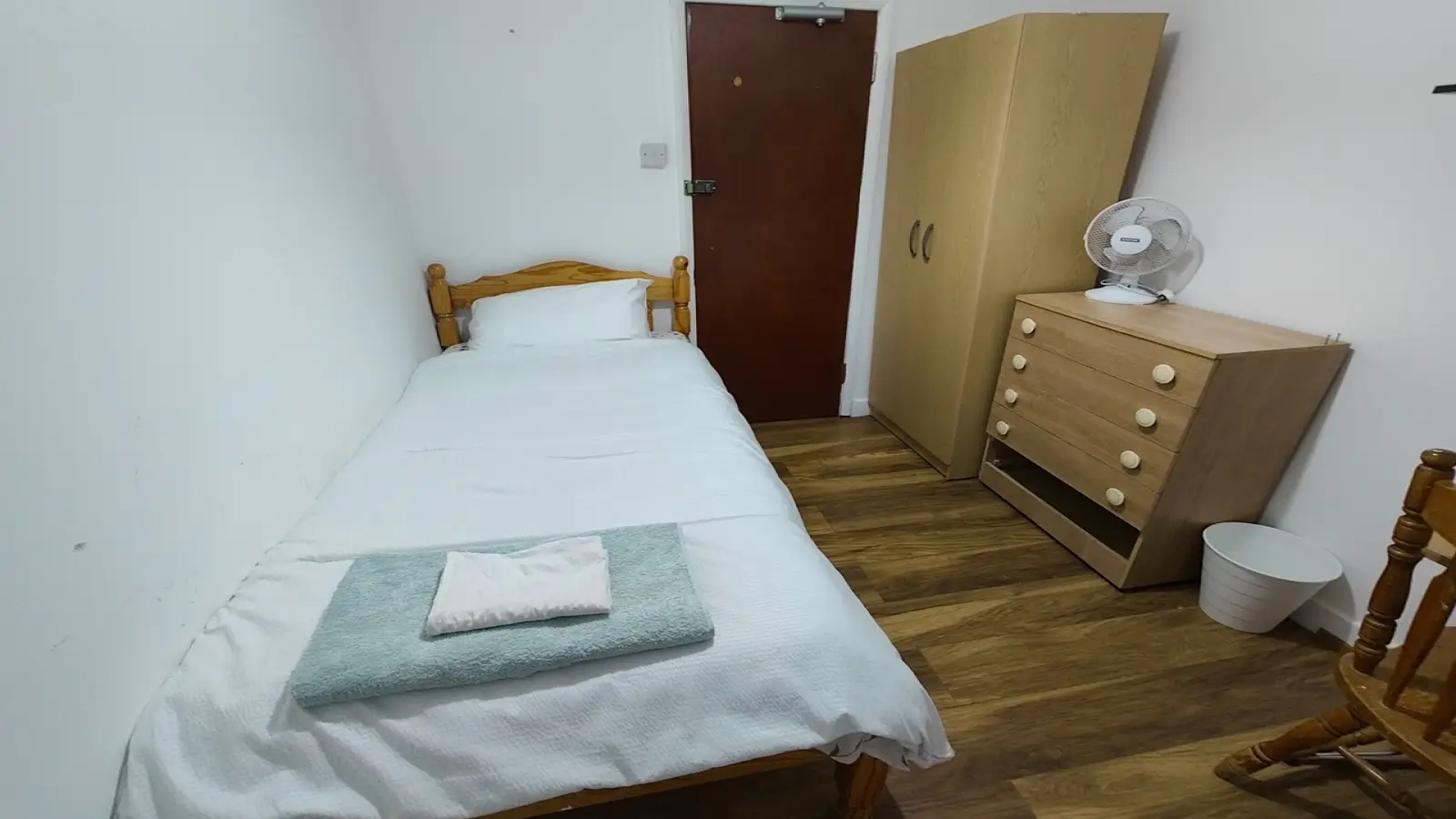 Flat Strattondale Street in Greater London