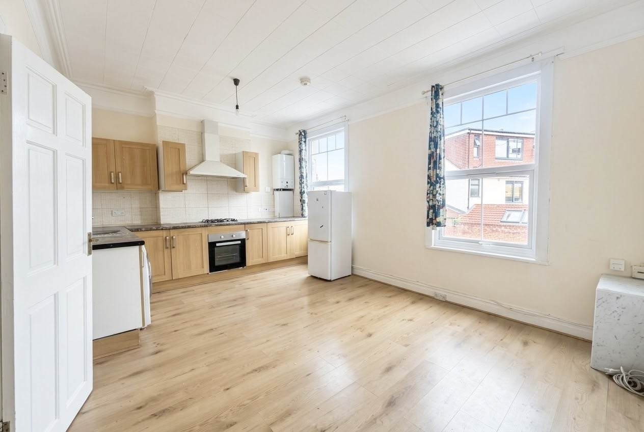 Flat Seaforth Avenue in Greater London