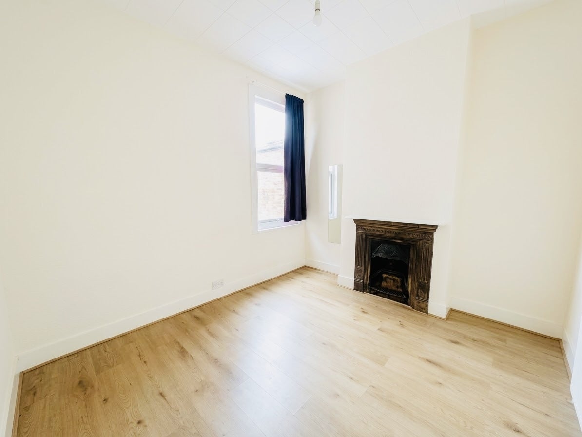 Flat Seaforth Avenue in Greater London