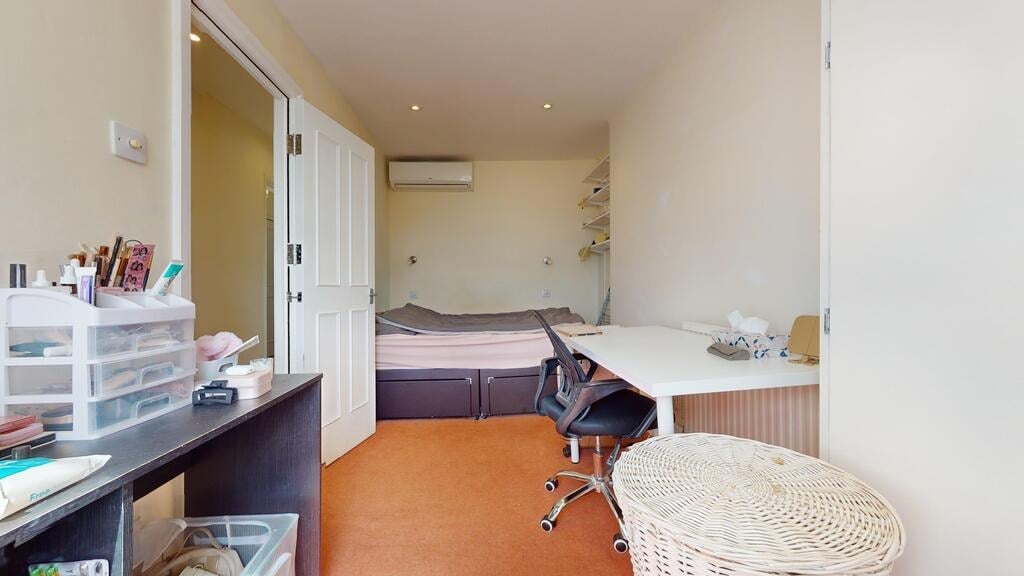 Flat Philbeach Gardens in Greater London