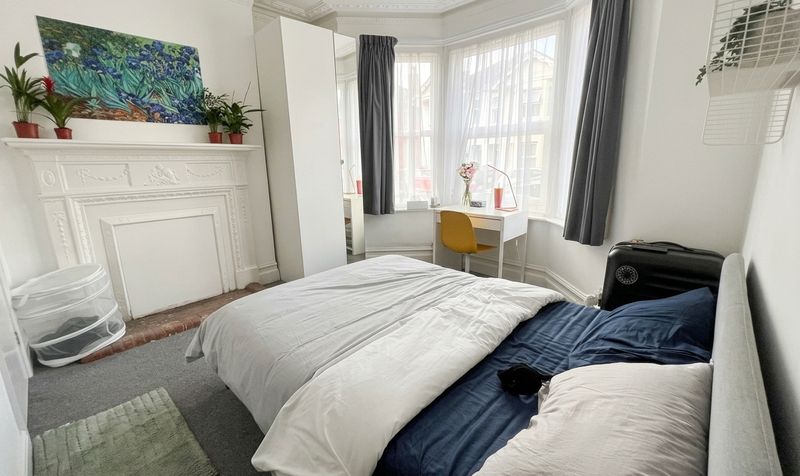 Room Woodcote Road in Southampton
