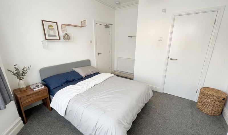 Room Woodcote Road in Southampton
