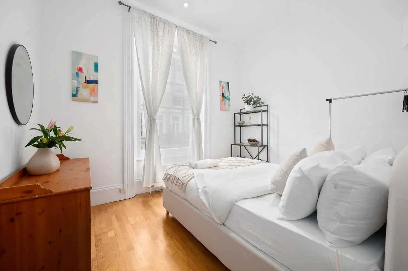Flat Cheniston Gardens in Greater London