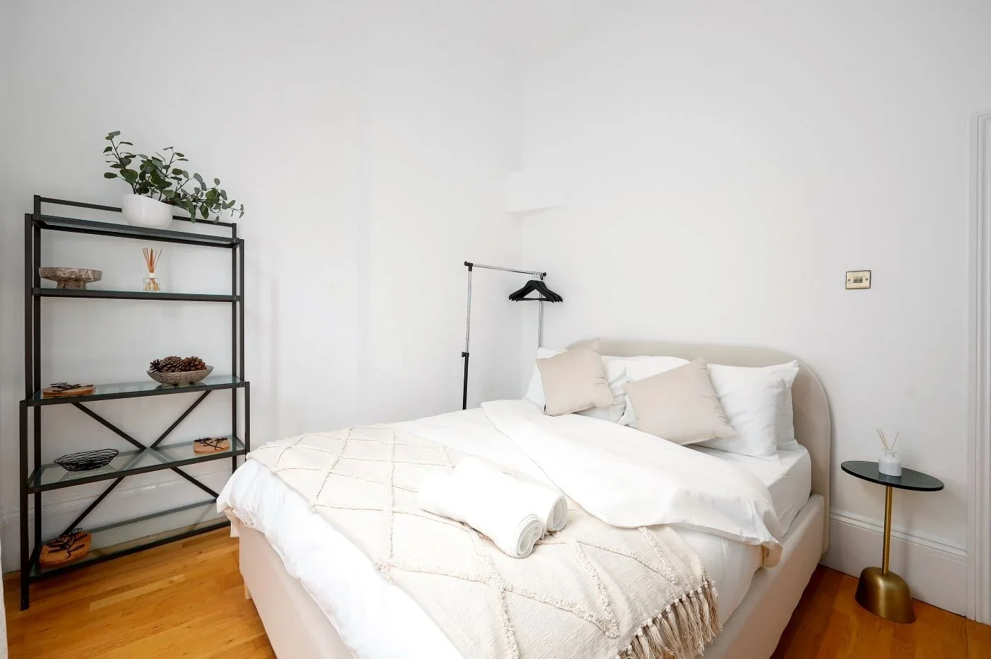 Flat Cheniston Gardens in Greater London