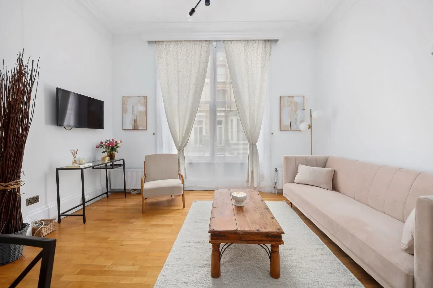 Flat Cheniston Gardens in Greater London