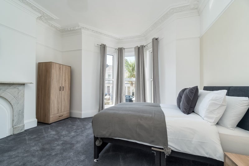 Room Furzehill Road in Plymouth