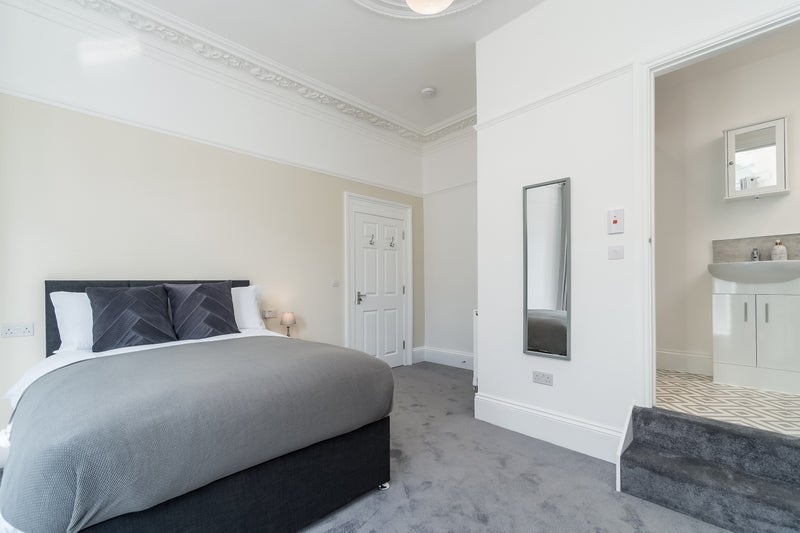 Room Furzehill Road in Plymouth