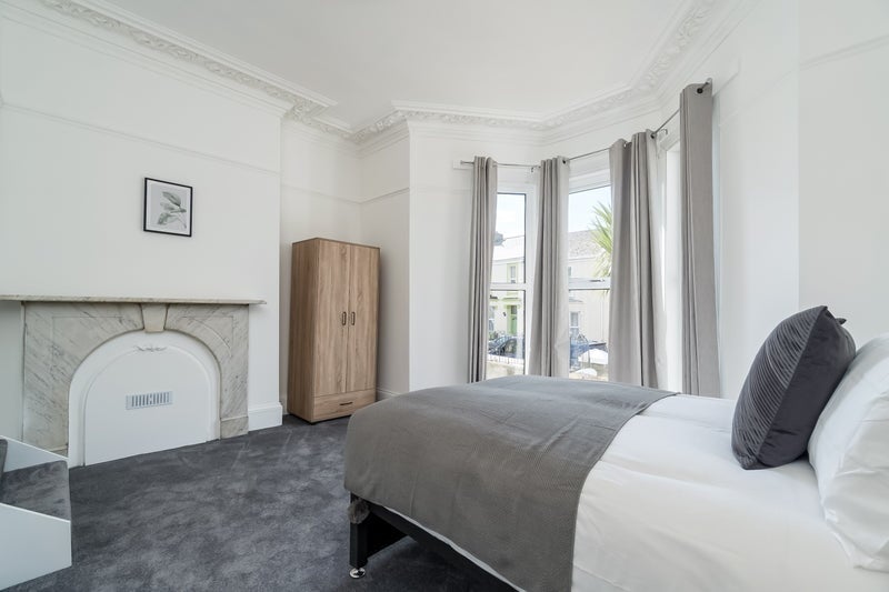 Room Furzehill Road in Plymouth