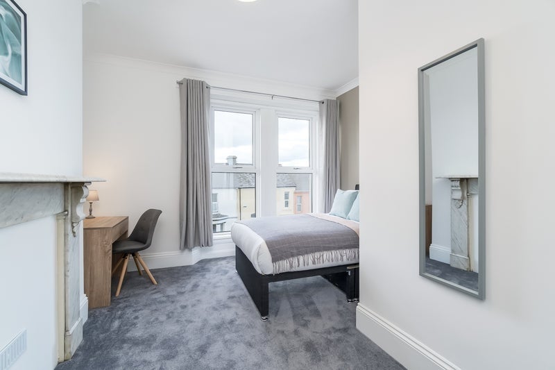 Room Furzehill Road in Plymouth