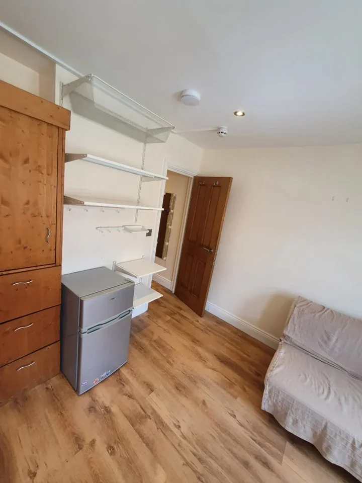 Room High Road in Greater London