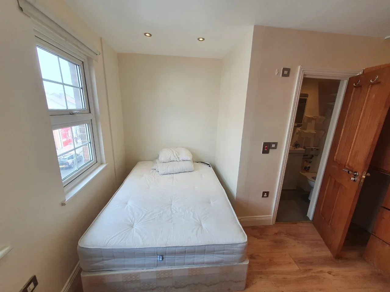 Room High Road in Greater London