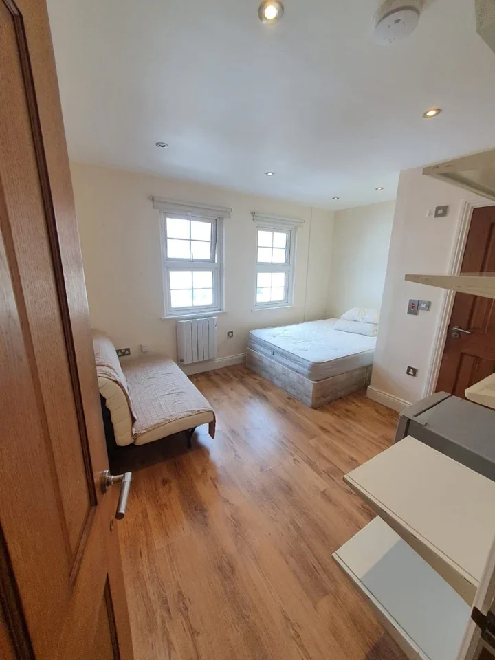 Room High Road in Greater London