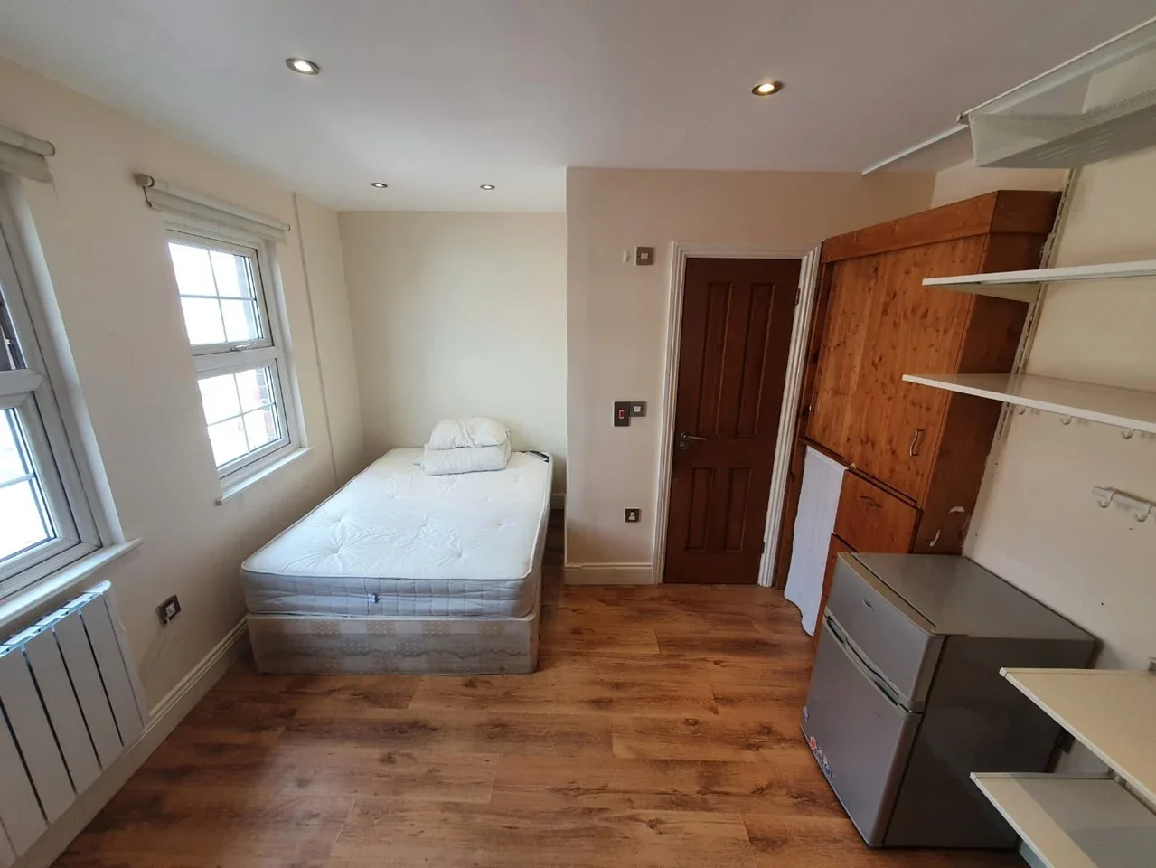 Room High Road in Greater London