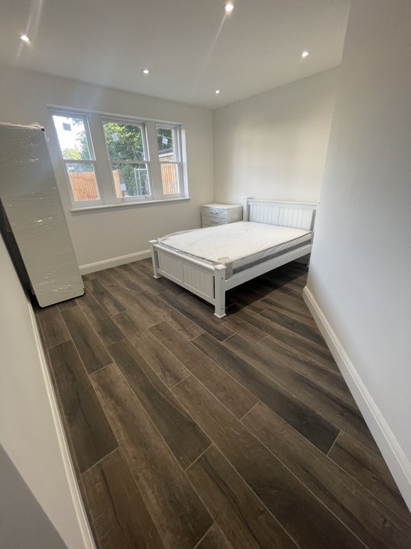 Flat Warham Road in Greater London