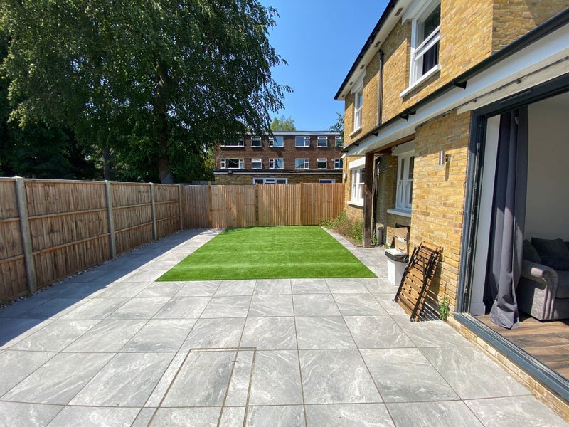 Flat Warham Road in Greater London