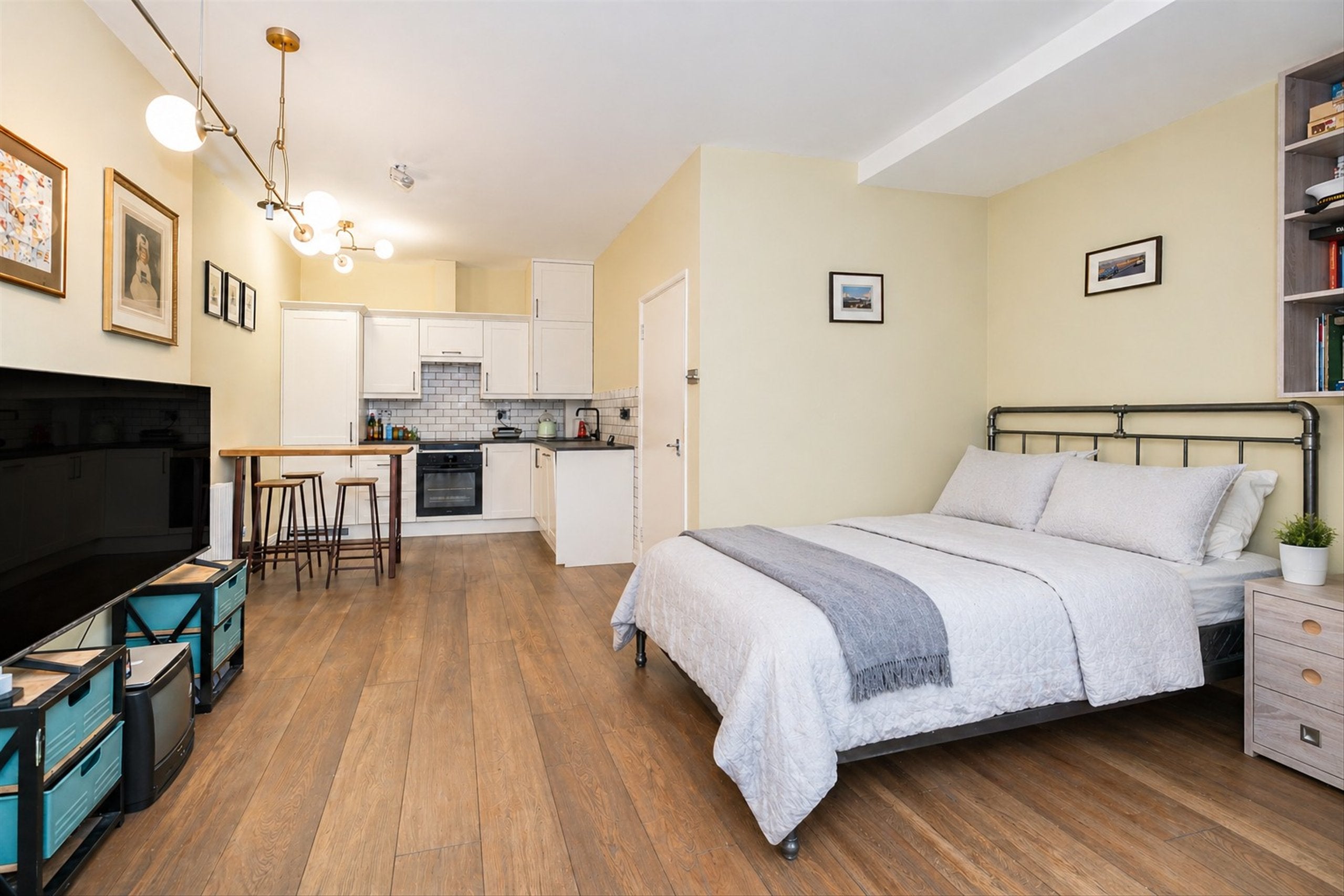Flat Sinclair Road in Greater London