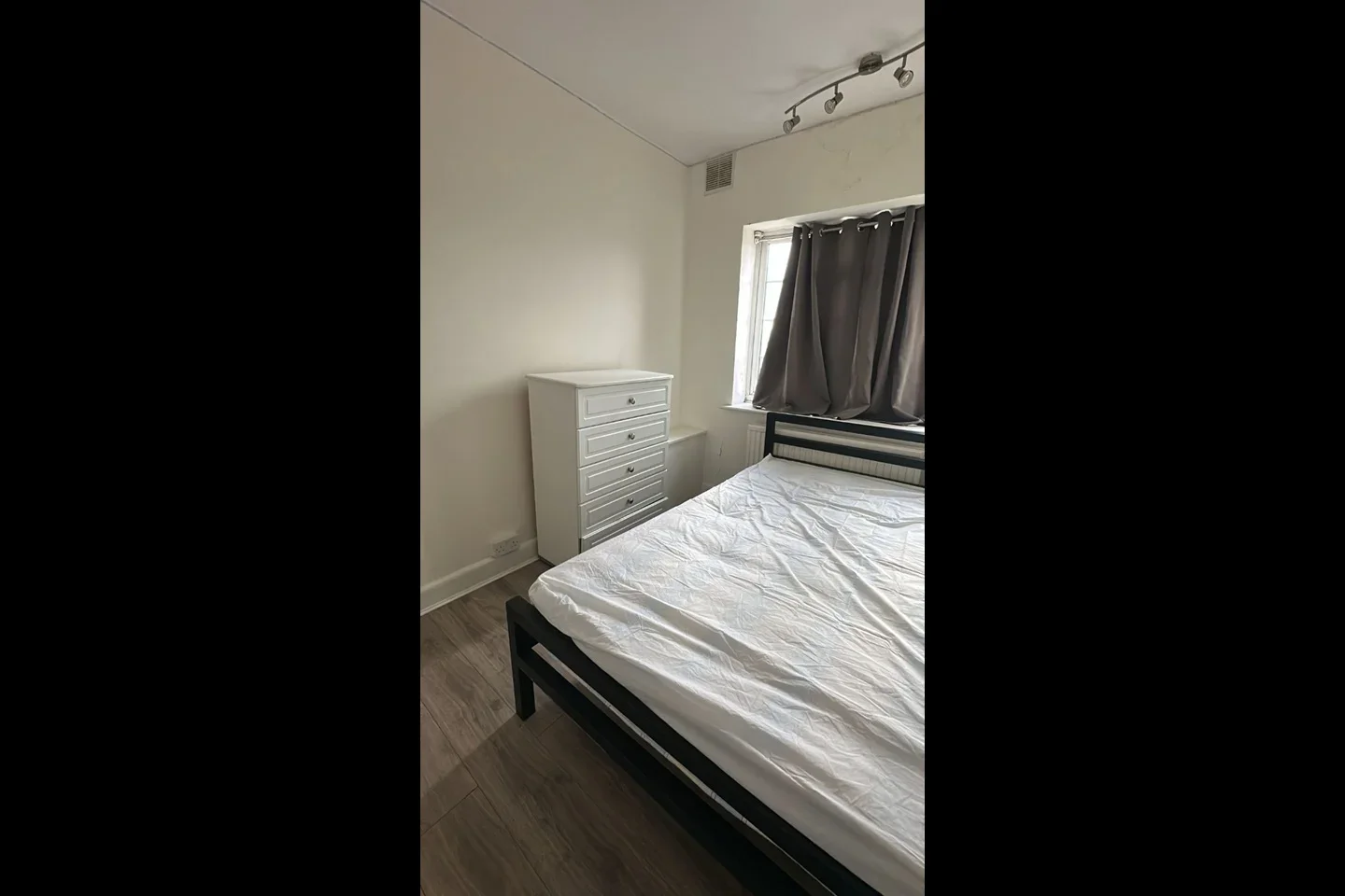 Room Hendon Way in Greater London