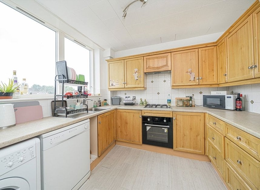 Flat Pemberton Road in Elmbridge