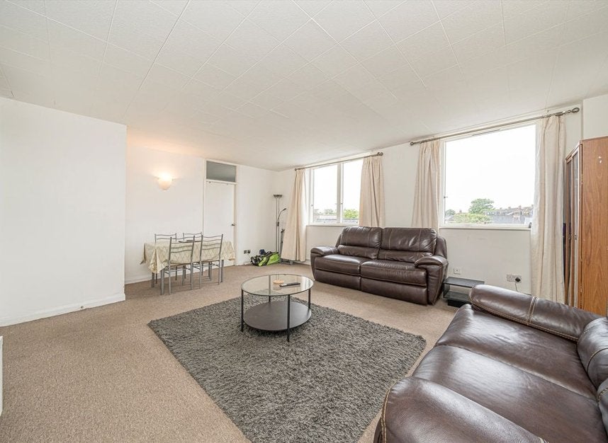 Flat Pemberton Road in Elmbridge