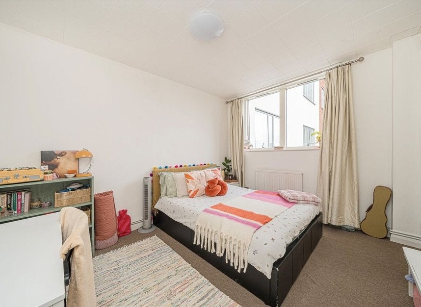 Flat Pemberton Road in Elmbridge