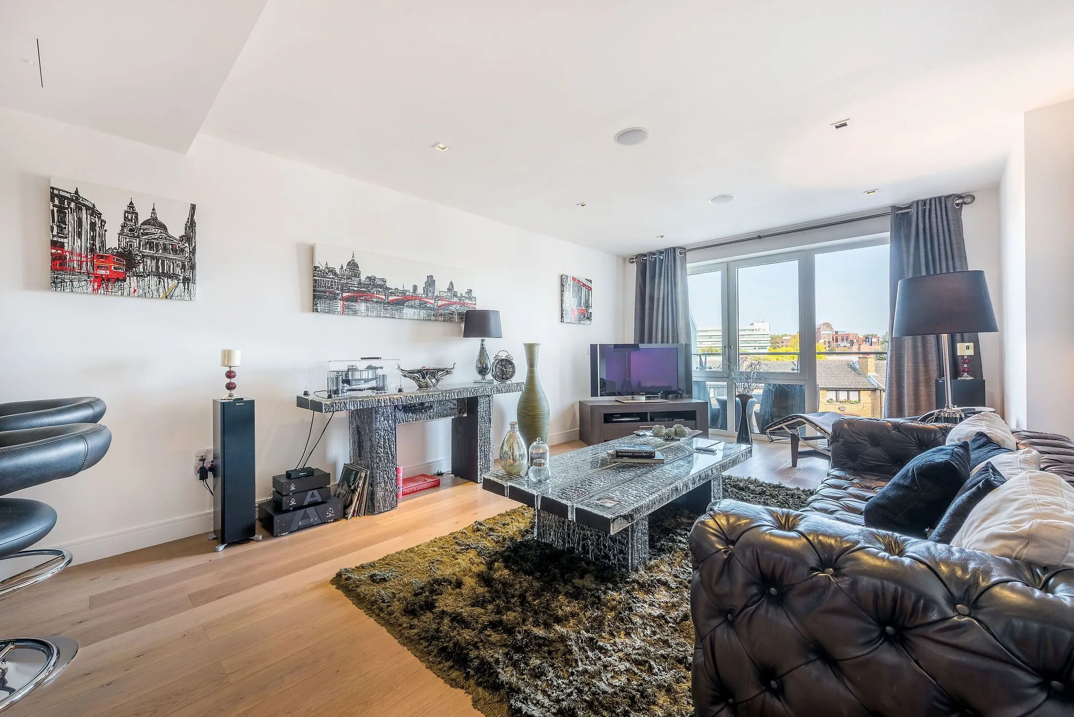 Flat Kew Bridge Road in Greater London