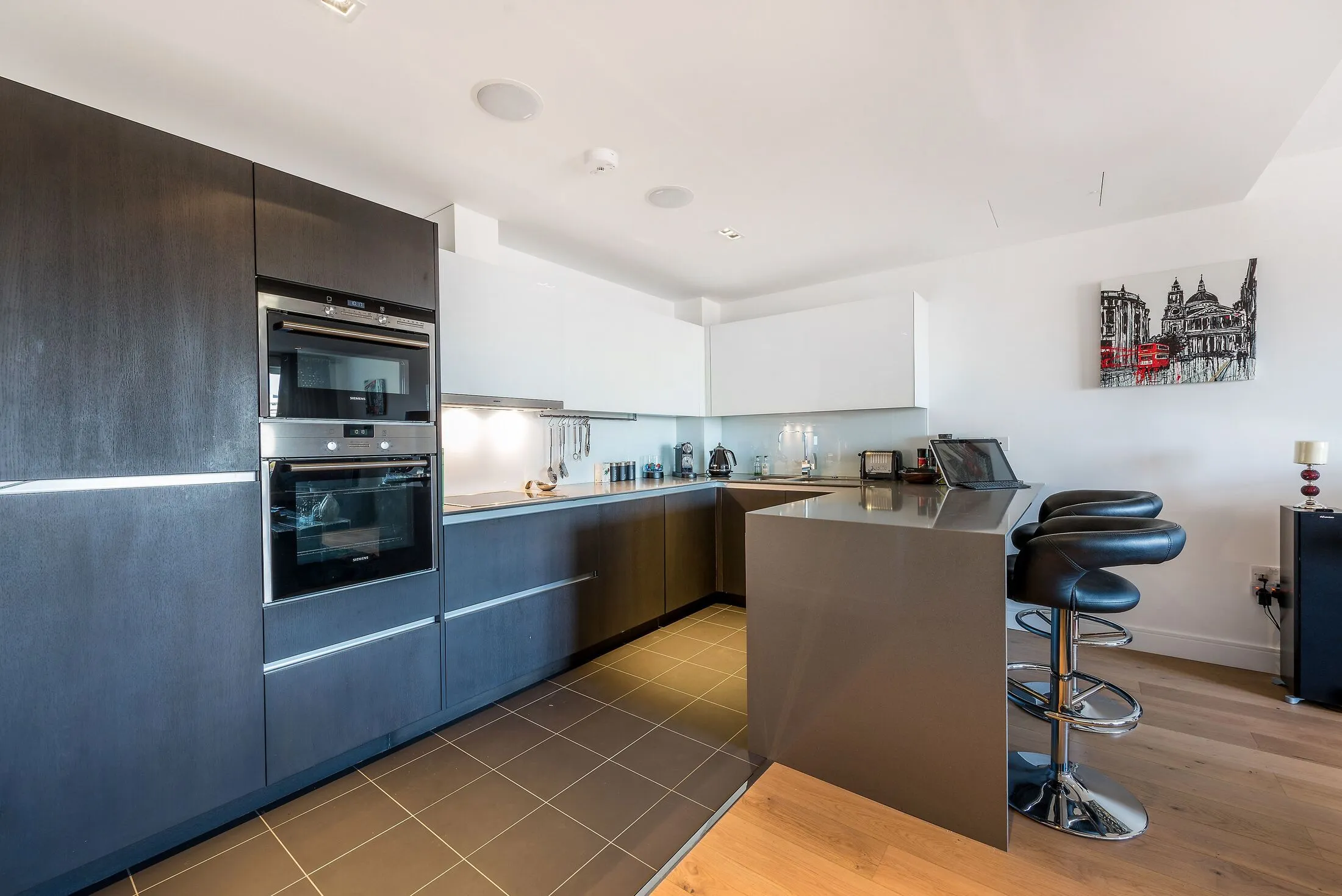 Flat Kew Bridge Road in Greater London
