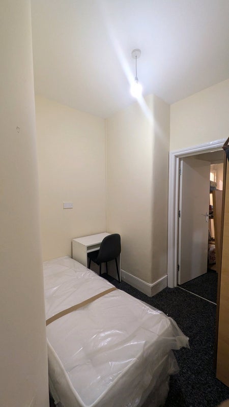 Room Henniker Gardens in Greater London