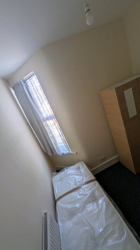 Room Henniker Gardens in Greater London