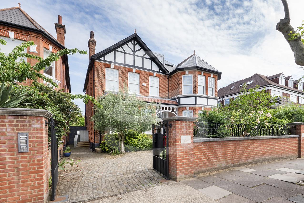 Flat Teignmouth Road in Greater London