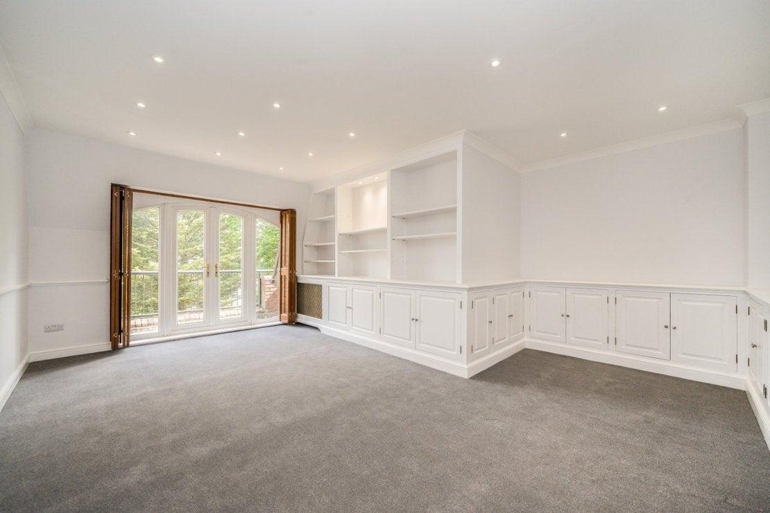 Flat Eastbury Avenue in Three Rivers