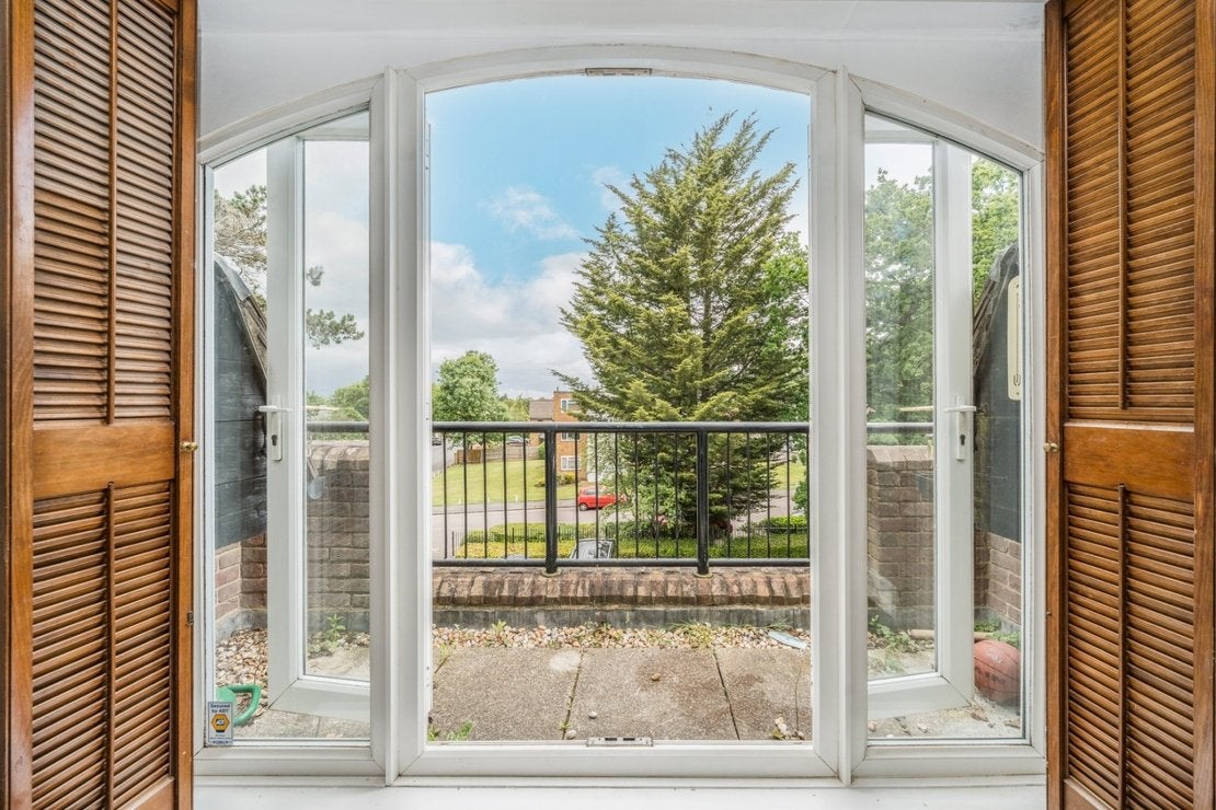 Flat Eastbury Avenue in Three Rivers