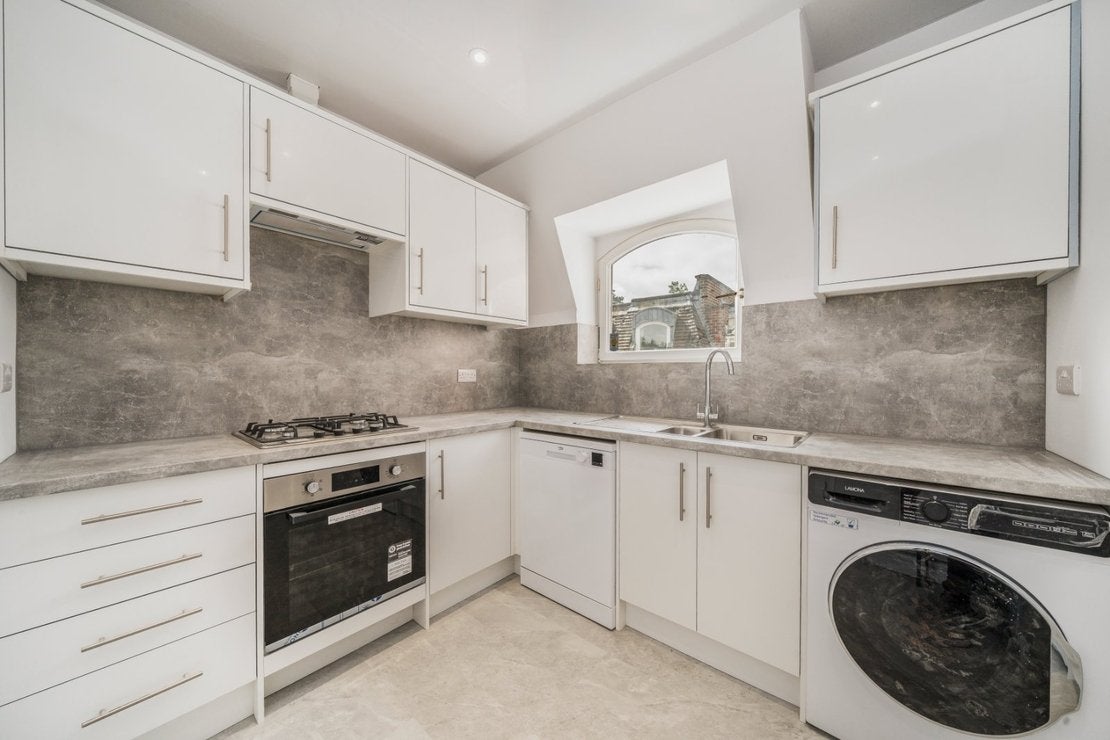 Flat Eastbury Avenue in Three Rivers