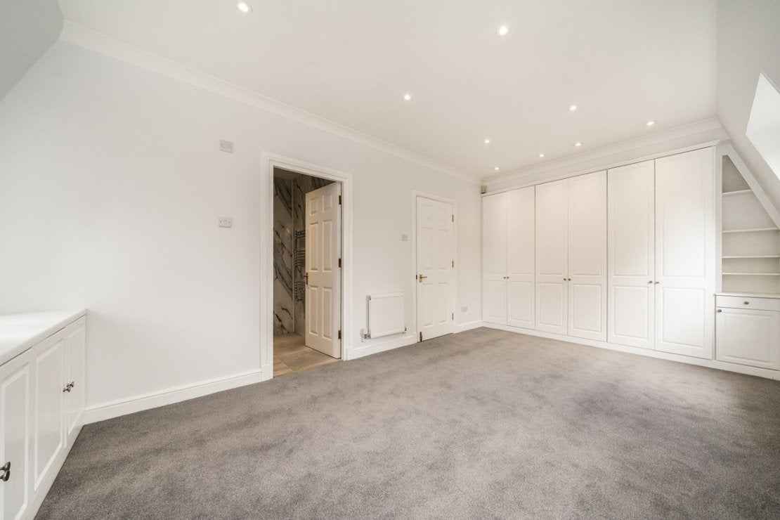 Flat Eastbury Avenue in Three Rivers