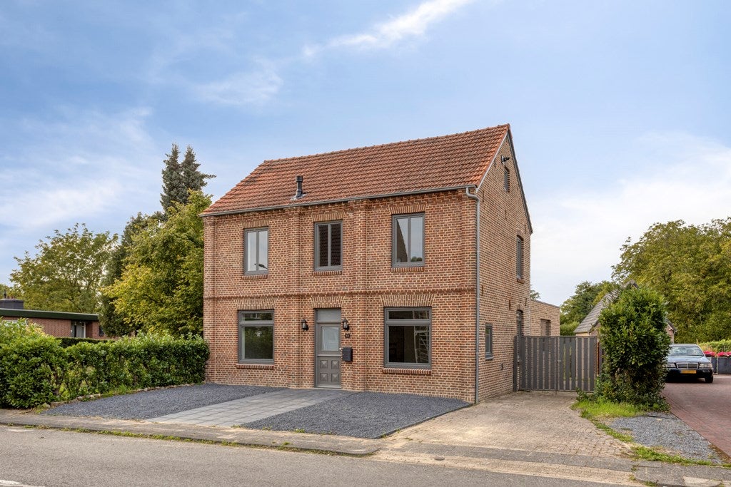 Twee-onder-één-kap te koop: Hulserstraat 53, Geulle